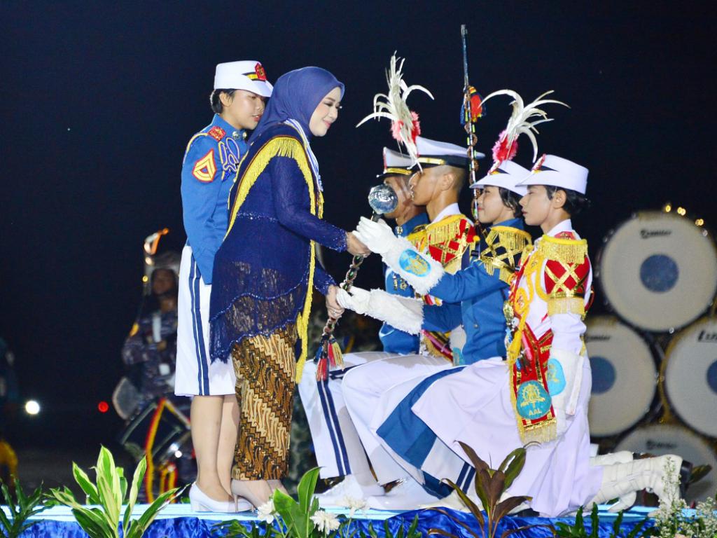 Ketua Umum Jalasenastri Ny. Fera Muhammad Ali selaku Ibu Taruna AAL memimpin pelaksanaan Parade Surya Senja