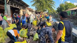 Prajurit TNI AL Bantu Evakuasi Warga dan Bersihkan Lingkungan Pasca Banjir di Kota Mataram