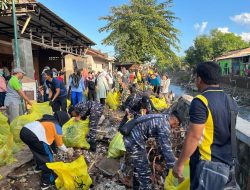 Prajurit TNI AL Bantu Evakuasi Warga dan Bersihkan Lingkungan Pasca Banjir di Kota Mataram