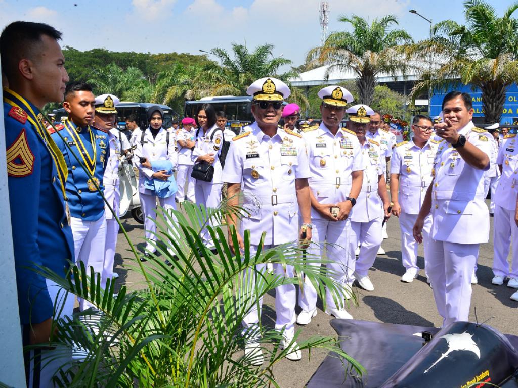 Kepala Dinas Penelitian dan Pengembangan Angkatan Laut (Kadislitbangal) Laksma TNI Mulyatna, S.T., menghadiri Penutupan Pendidikan (Tupdik) Taruna Akademi Angkatan Laut (AAL) Angkatan 70 dan 71 yang merupakan momen unik yang diikuti dua Angkatan.