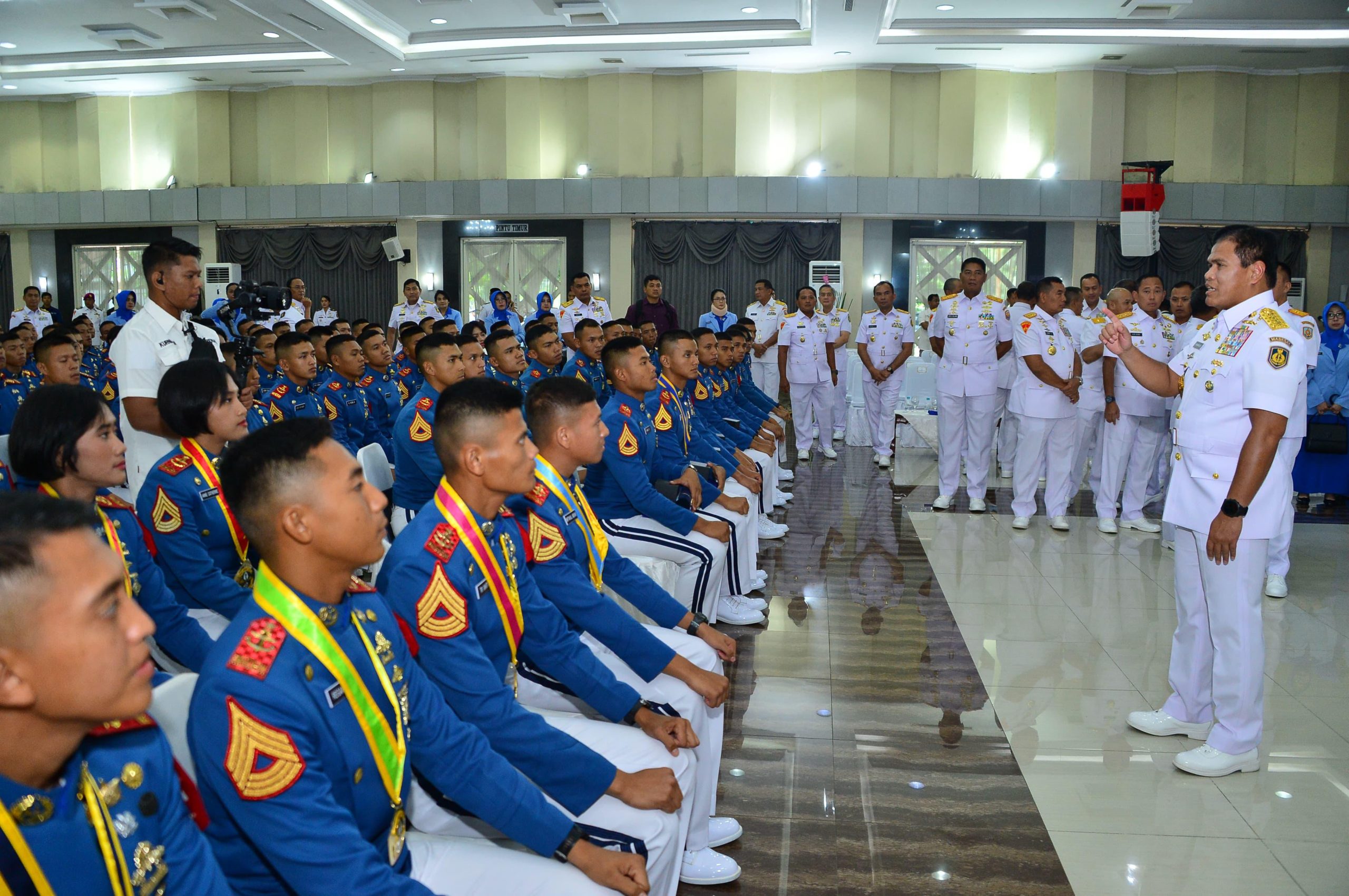 Taruna angkatan laut