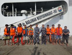 KRI dr. Radjiman Wedyodiningrat-992 Evakuasi 9 Korban Kapal Tenggelam KM. Maju Jaya di Perairan Bintan