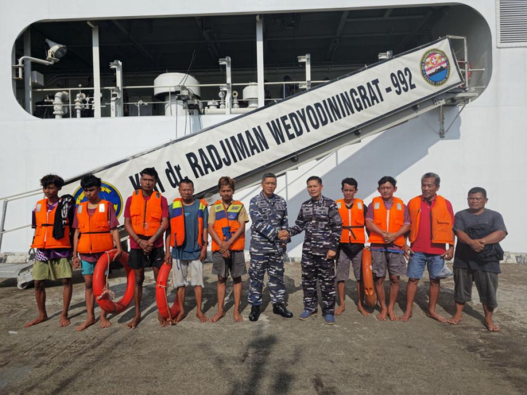 KRI dr. Radjiman Wedyodiningrat-992 ke Dermaga Lanal Bintan, Tanjung Uban, Minggu (13/07/2025).  