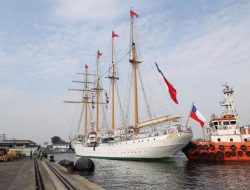 TNI AL Sambut Kedatangan Kapal Latih Chile CNS Esmeralda, Perkuat Diplomasi Maritim Navy Brotherhood