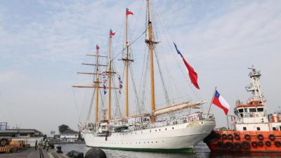 kapal latih Angkatan Laut Chile, CNS Esmeralda (BE-43) di Dermaga Kolinlamil, Tanjung Priok