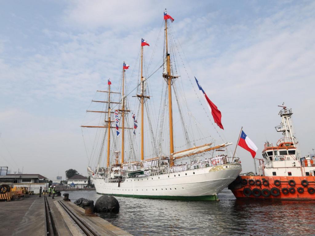 kapal latih Angkatan Laut Chile, CNS Esmeralda (BE-43) di Dermaga Kolinlamil, Tanjung Priok
