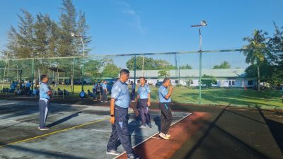 Komandan Lanud Raden Sadjad (RSA) Natuna, Kolonel Pnb I Ketut Adiyasa Ambara, memimpin langsung kegiatan perbaikan lapangan tenis di lingkungan Lanud RSA