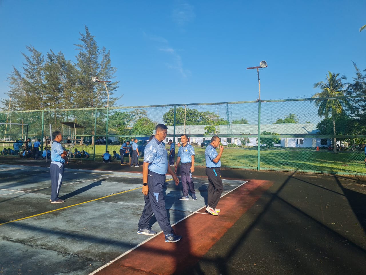 Komandan Lanud Raden Sadjad (RSA) Natuna, Kolonel Pnb I Ketut Adiyasa Ambara, memimpin langsung kegiatan perbaikan lapangan tenis di lingkungan Lanud RSA