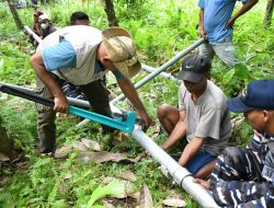 TNI AL dan Masyarakat Flores Timur Pasang Pipa Air Bersih di Desa Tapobali Tahap Pertama Dimulai
