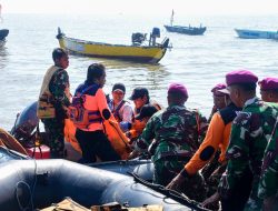 TNI AL Cepat Tanggap Evakuasi Korban Kapal Tenggelam di Pasuruan, 2 Tewas dan 3 Masih Dicari