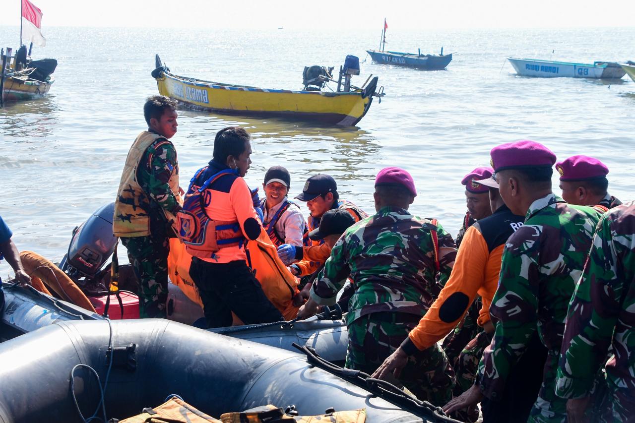 Komando Latih Korps Marinir (Kolatmar) bergerak cepat dalam operasi pencarian dan evakuasi korban kapal tenggelam
