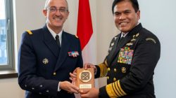 Kepala Staf Angkatan Laut (Kasal) Laksamana TNI Dr. Muhammad Ali beserta Delegasi TNI AL melaksanakan kunjungan kehormatan kepada Admiral Nicolas Vaujour, Chief of Staff of the French Navy di Paris. Selasa (15/7/2025).
