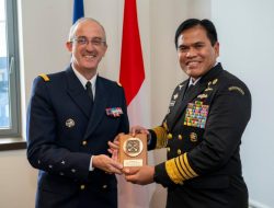 Di Balik Seragam, Ada Cerita Hangat Kasal Muhammad Ali dan Admiral Prancis di Paris