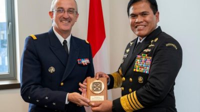 Kepala Staf Angkatan Laut (Kasal) Laksamana TNI Dr. Muhammad Ali beserta Delegasi TNI AL melaksanakan kunjungan kehormatan kepada Admiral Nicolas Vaujour, Chief of Staff of the French Navy di Paris. Selasa (15/7/2025).