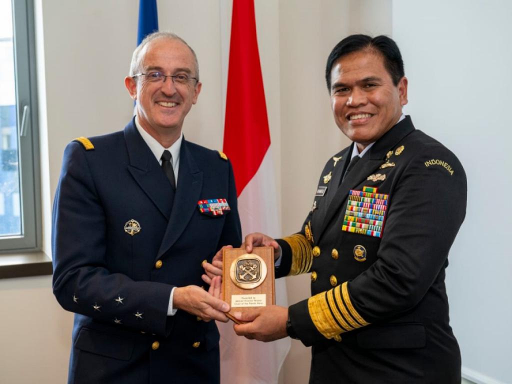 Kepala Staf Angkatan Laut (Kasal) Laksamana TNI Dr. Muhammad Ali beserta Delegasi TNI AL melaksanakan kunjungan kehormatan kepada Admiral Nicolas Vaujour, Chief of Staff of the French Navy di Paris. Selasa (15/7/2025).