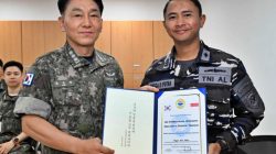 Foto bersama Kapten Laut (P) Angga Dwi Putra