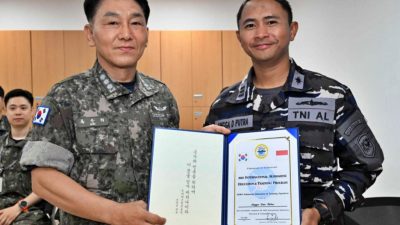 Foto bersama Kapten Laut (P) Angga Dwi Putra