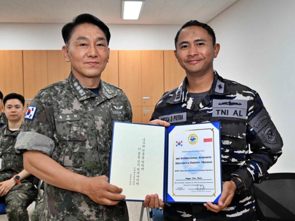 Foto bersama Kapten Laut (P) Angga Dwi Putra