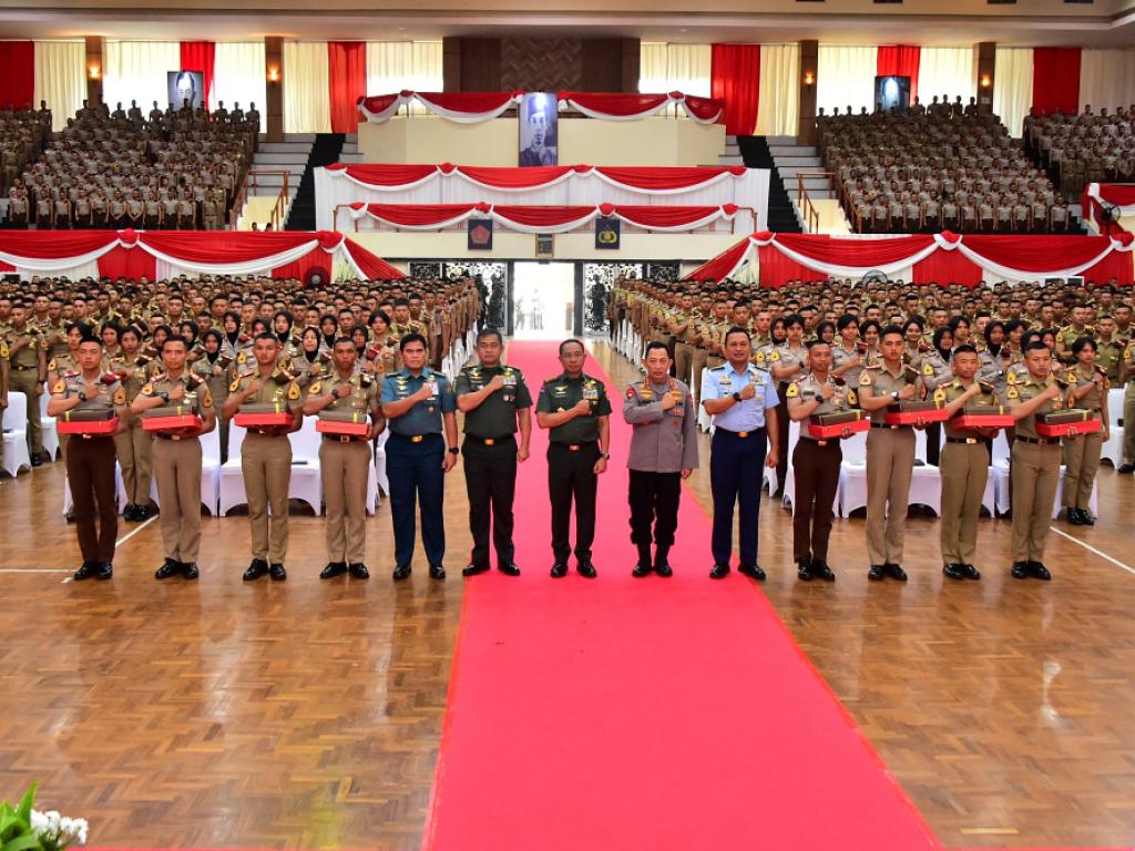 Kegiatan ini dihadiri oleh Kasal Laksamana TNI Muhammad Ali, menandakan komitmen bersama TNI-Polri dalam membangun SDM unggul.