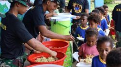 Prajurit TNI AL Berbagi Kebahagiaan dengan Siswa SD di Perbatasan Papua, Makan Bersama Jadi Ajang Silaturahmi