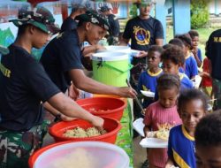 Prajurit TNI AL Berbagi Kebahagiaan dengan Siswa SD di Perbatasan Papua, Makan Bersama Jadi Ajang Silaturahmi