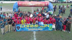 Wakil Bupati Kabupaten Natuna Provinsi Kepulauan Riau, Jarmin Sidik dan Komandan Lanud Raden Sadjad, Kolonel Pnb I Ketut Adiyasa Ambara menyerahkan Piala pada final Open Tournament Dandenhanud 477 Cup I Tahun 2025