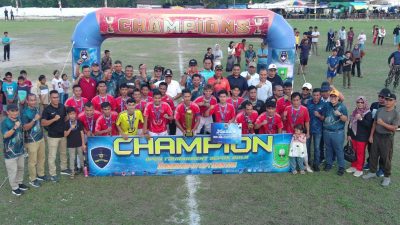 Wakil Bupati Kabupaten Natuna Provinsi Kepulauan Riau, Jarmin Sidik dan Komandan Lanud Raden Sadjad, Kolonel Pnb I Ketut Adiyasa Ambara menyerahkan Piala pada final Open Tournament Dandenhanud 477 Cup I Tahun 2025