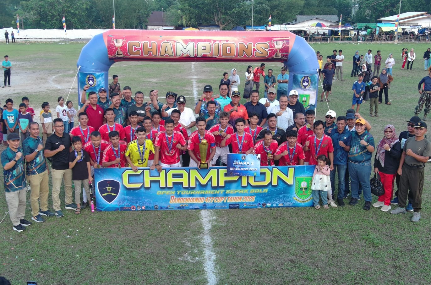 Wakil Bupati Kabupaten Natuna Provinsi Kepulauan Riau, Jarmin Sidik dan Komandan Lanud Raden Sadjad, Kolonel Pnb I Ketut Adiyasa Ambara menyerahkan Piala pada final Open Tournament Dandenhanud 477 Cup I Tahun 2025