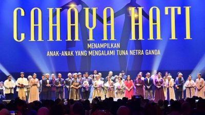 Kepala Staf Angkatan Laut (Kasal) Laksamana TNI Dr. Muhammad Ali didampingi Ketua Umum Jalasenastri Ny. Fera Muhammad Ali menghadiri pagelaran musikal Cahaya Hati