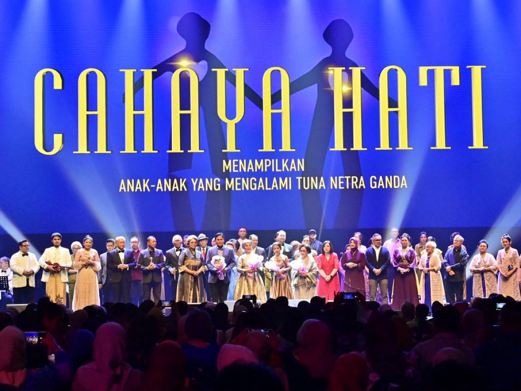 Kepala Staf Angkatan Laut (Kasal) Laksamana TNI Dr. Muhammad Ali didampingi Ketua Umum Jalasenastri Ny. Fera Muhammad Ali menghadiri pagelaran musikal Cahaya Hati
