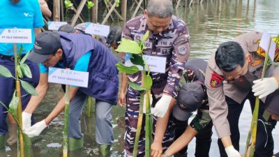 aksi nyata pelestarian lingkungan di wilayah pesisir Pasi-Pasi, Malili, Kabupaten Luwu Timur, Sulawesi Selatan. Sabtu (26/7).