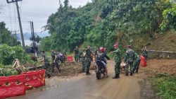 Brigif 4 Marinir/BS bergerak cepat menangani dampak tanah longsor dan pohon tumbang