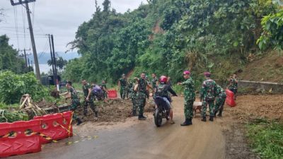 Brigif 4 Marinir/BS bergerak cepat menangani dampak tanah longsor dan pohon tumbang