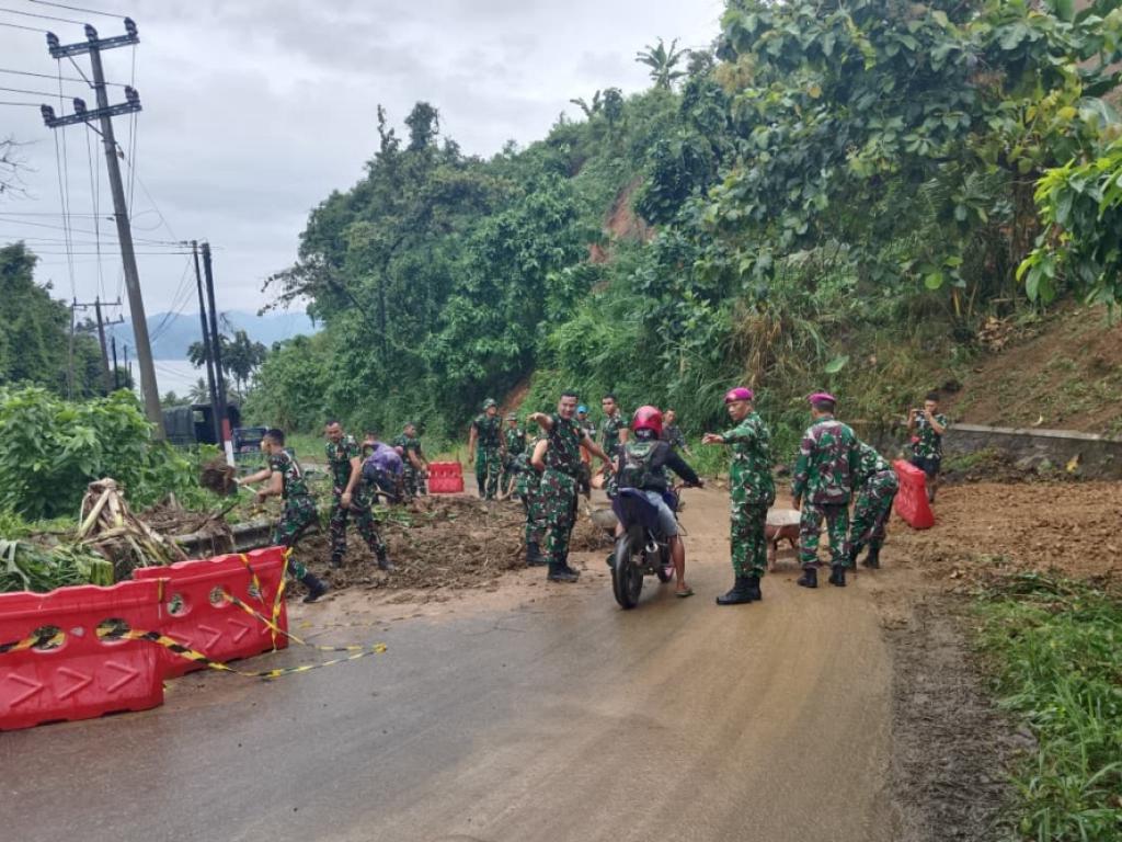 Brigif 4 Marinir/BS bergerak cepat menangani dampak tanah longsor dan pohon tumbang
