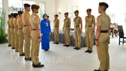Ketua Umum Jalasenastri Ny. Fera Muhammad Ali dalam pembekalannya kepada 433 Calon Perwira Remaja (Capaja) Taruna Akademi TNI AL (AAL) Angkatan ke-70 dan ke-71.