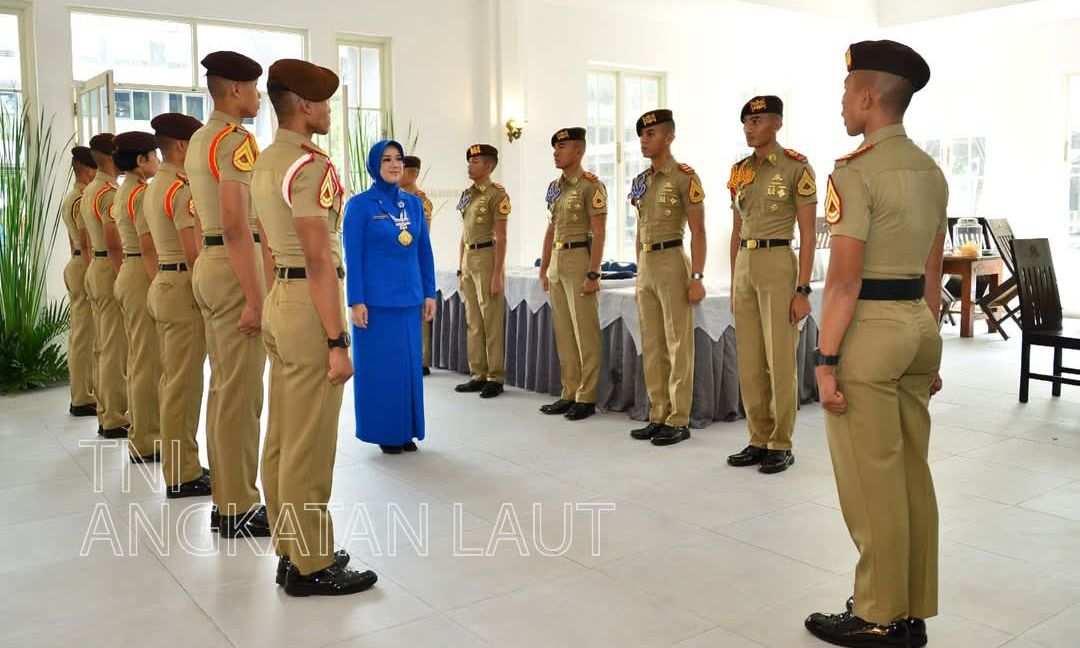 Ketua Umum Jalasenastri Ny. Fera Muhammad Ali dalam pembekalannya kepada 433 Calon Perwira Remaja (Capaja) Taruna Akademi TNI AL (AAL) Angkatan ke-70 dan ke-71.
