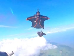 Kopasgat TNI AU Raih Rekor MURI sebagai Pasukan Pertama Miliki Regu Terjun Wingsuit