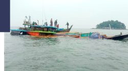 mengevakuasi Kapal Kayu KLM Sumber Usaha HD