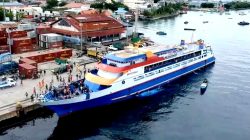 Kapal motor (KM) Barcelona mengalami kebakaran hebat saat melintas di perairan sekitar Pulau Talise, Minahasa Utara, Minggu siang (20/7/2025). Insiden ini memicu kepanikan penumpang yang terlihat berhamburan dan melompat ke laut untuk menyelamatkan diri.