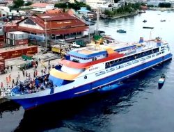TNI AL Gerak Cepat Bantu Evakuasi Korban Kebakaran KM Barcelona 5 di Sulawesi Utara