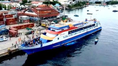 Kapal motor (KM) Barcelona mengalami kebakaran hebat saat melintas di perairan sekitar Pulau Talise, Minahasa Utara, Minggu siang (20/7/2025). Insiden ini memicu kepanikan penumpang yang terlihat berhamburan dan melompat ke laut untuk menyelamatkan diri.