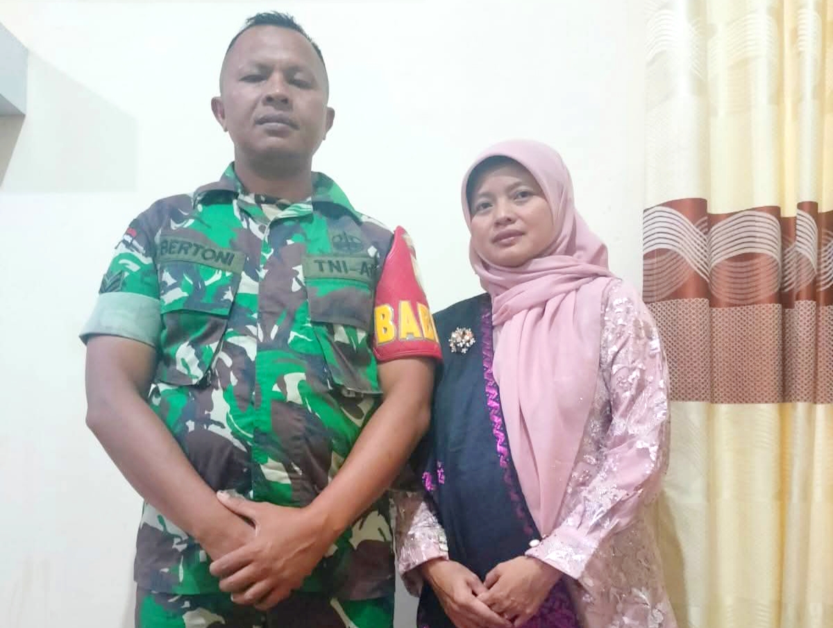 Prof. Dr. Zulfani Sesmiarni, M.Pd., istri Babinsa Ampek Angkek Candung Kodim 0304/Agam, Sertu Bertoni