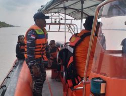 Prajurit TNI AL dan Tim SAR Gabungan Berhasil Evakuasi Korban Tenggelam di Perairan Indragiri Hilir