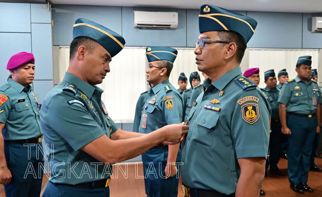 Kepala Dinas Penerangan Angkatan Laut (Kadispenal) Laksamana Pertama TNI Tunggul, M.Han., memimpin Serah Terima Jabatan (Sertijab)