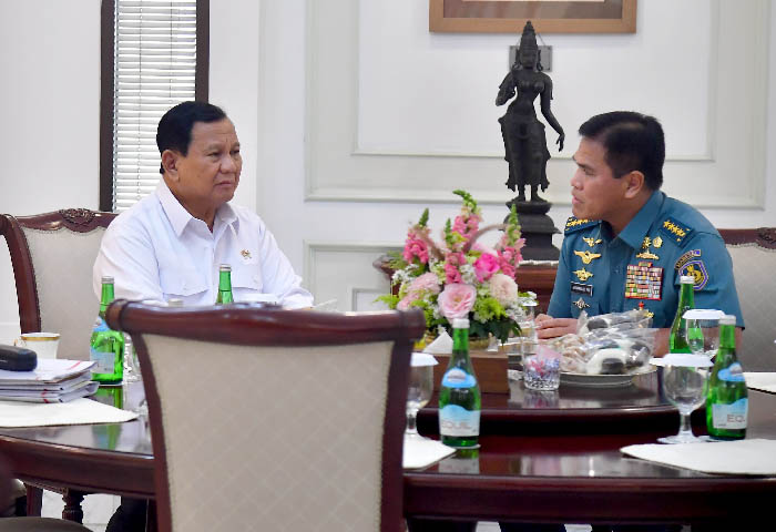 Kepala Staf Angkatan Laut (KSAL) Laksamana Muhammad Ali mengungkapkan komitmen Menteri Pertahanan Prabowo Subianto untuk memperkuat TNI Angkatan Laut. Sebelumnya, Ali menghadiri rapat terbatas mengenai RAPBN 2025 bersama Presiden Joko Widodo (Jokowi), Prabowo, dan Menteri Koordinator Politik, Hukum, dan Keamanan Marsekal (Purn) Hadi Tjahjanto di Istana Merdeka, Jakarta, pada Senin (5/8/2024) lalu.