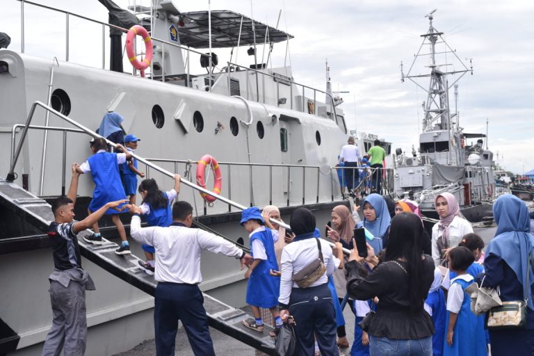 Generasi emas Naik Kapal Perang