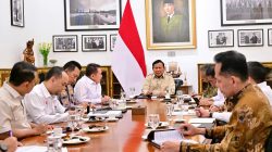 Presiden Prabowo Subianto memimpin rapat terbatas bersama sejumlah Menteri Kabinet Merah Putih di Istana Merdeka, Jakarta, pada Rabu, 30 Juli 2025. Salah satu isu yang dibahas adalah temuan pelanggaran standar mutu beras premium dan medium di pasaran.