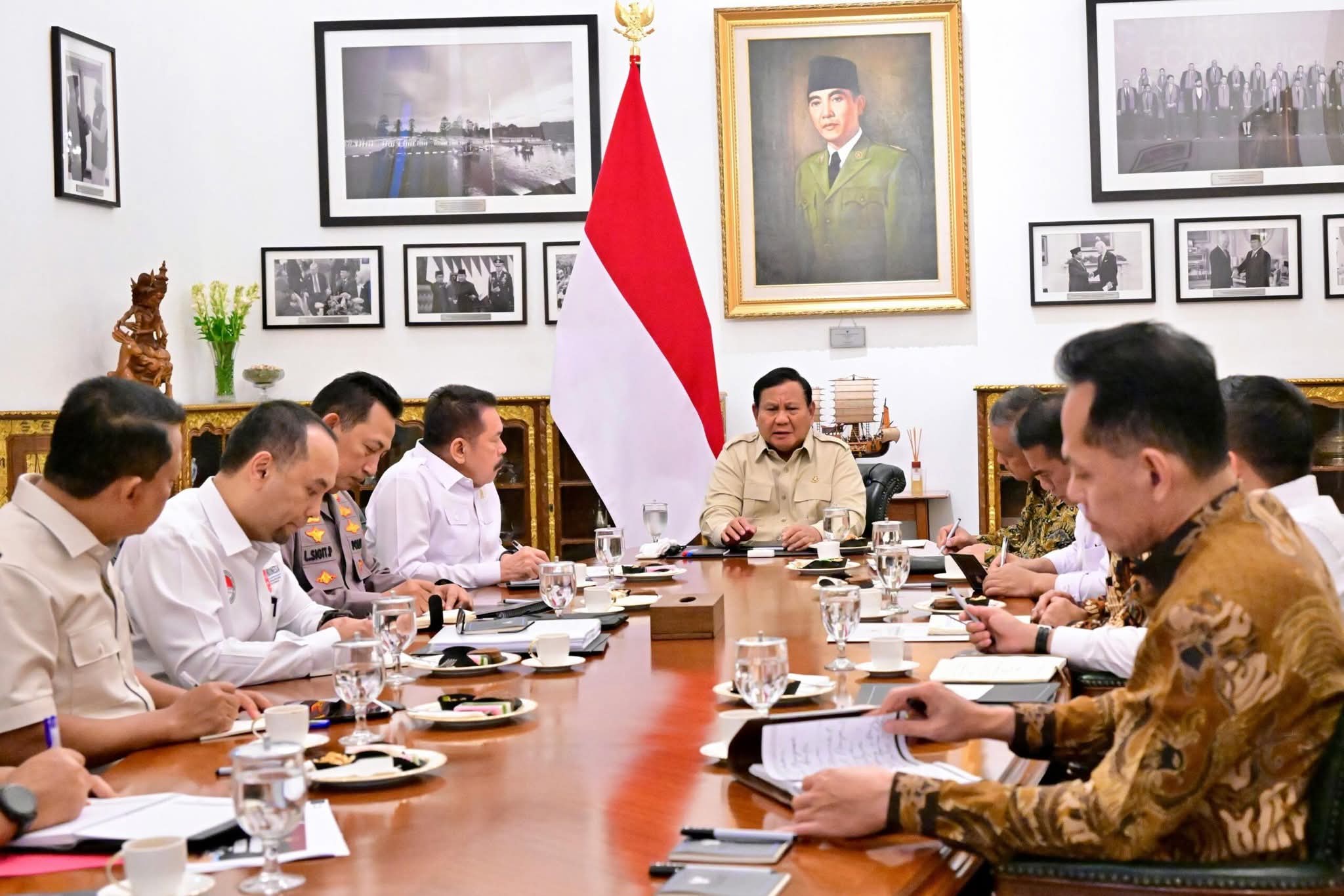 Presiden Prabowo Subianto memimpin rapat terbatas bersama sejumlah Menteri Kabinet Merah Putih di Istana Merdeka, Jakarta, pada Rabu, 30 Juli 2025. Salah satu isu yang dibahas adalah temuan pelanggaran standar mutu beras premium dan medium di pasaran.