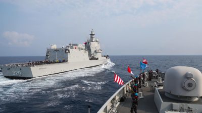 Dua kapal perang kebanggaan TNI Angkatan Laut, KRI Sultan Iskandar Muda-367 dan KRI Brawijaya-320