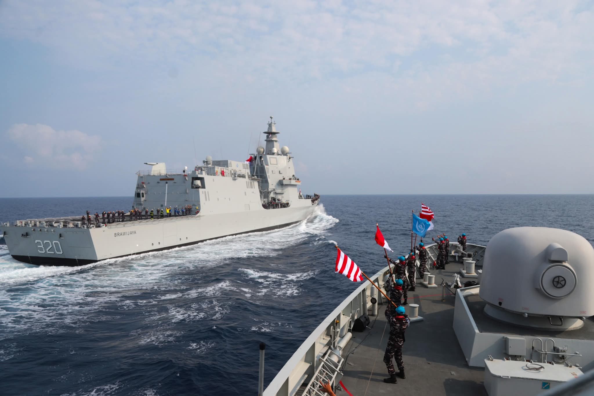 Dua kapal perang kebanggaan TNI Angkatan Laut, KRI Sultan Iskandar Muda-367 dan KRI Brawijaya-320